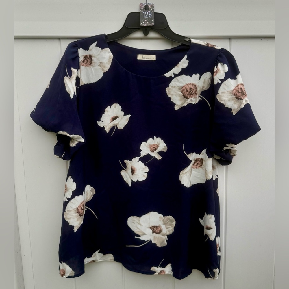 Les Amis Navy Blue Floral Blouse With Large White Flowers.  Size Large. NWOT
